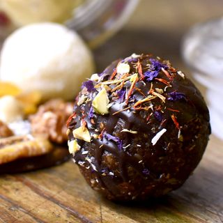 Кето бонбони с ядки, сусамов тахан, годжи бери и боровинки