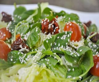 Салата Айсберг със спанак, сушени домати и чери (400г)