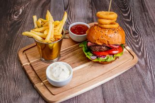 Baconcheeseburger de vita cu cartofi prajiti