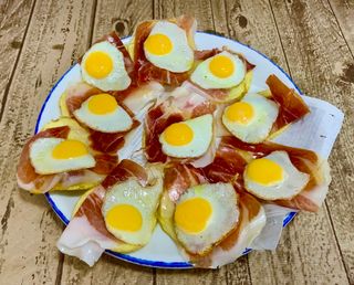 Huevos De Codorniz Con Jamon Iberico Y Cama De Patatas Crujientes