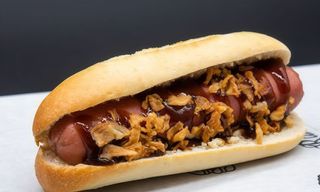 Ramoncito de salchicha con salsa BBQ y cebolla crujiente