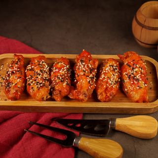 ქათმის ფრთები ბუფალოს სოუსში