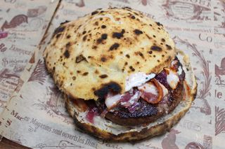 P8. Hamburger, prosciutto cotto, formaggio e salsa rosa