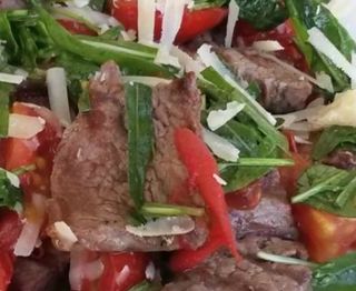 Tagliata di manzo con rucola, grana e pomodorini