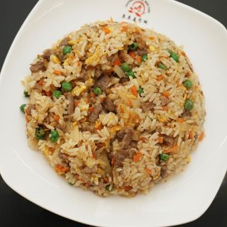 Riso al manzo con cipolle e salsa di soia