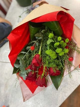 5 rose rosse lunghe  con confezione raffinata 