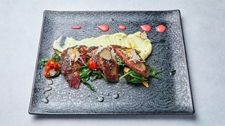 Tagliata de vita cu piure de cartofi cu trufe