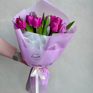 Букет із 11 яскравих тюльпанів мікс