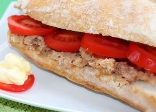 Saltimbocca con tonno, mozzarella, cipolla e pomodorini