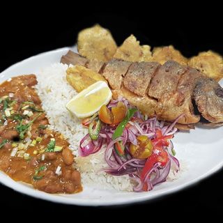 Dorada Frita con arroz,menestra,patacones y ensalada