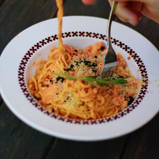 Домашні спагеті з креветкою та крихтою бекону