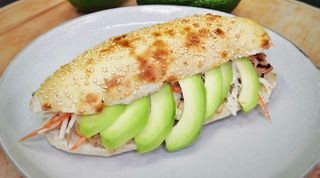 Sendvič sa piletinom i avokadom