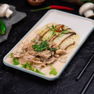 Курица с шампиньонами в сливочном соусе