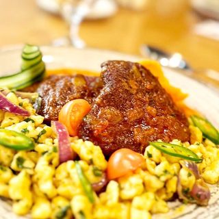 OBRĂJORI DE VITĂ în sos brun și găluște de făină aromatizate cu praz