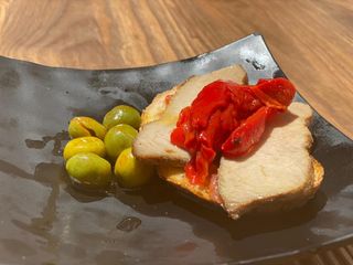 Tapa De Chapata De Lomo De Orza Con Asadillo De Pimientos