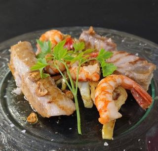 Ventresca De Atún Con Gambas Y Alcachofa