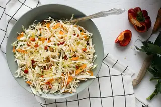 Салата със зеле и моркови (200г)