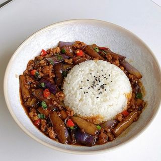 Riso con melanzane saltate con aglio 茄