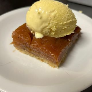 La tarte tatine con gelato alla vaniglia