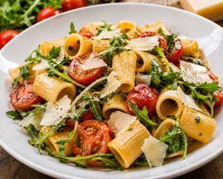 Paccheri con pachino, rughetta e parmigiano