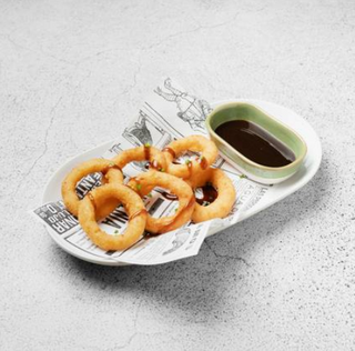 Ración De Aros De Cebolla Con Salsa Barbacoa