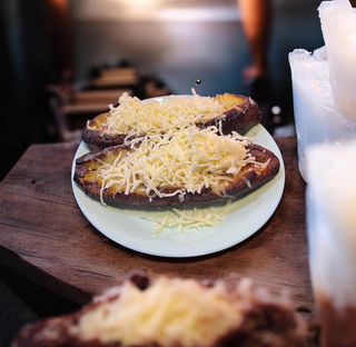 Dúo Plátano Maduro Con Queso y bocadillo.