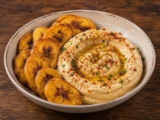 HUMMUS CON CHIPS DE PLATANO