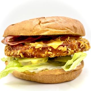 Hamburguesa César de pollo crujiente con patatas.