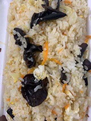 21. Пържен ориз с китайски гъби, зеленчуци и яйца (900г)