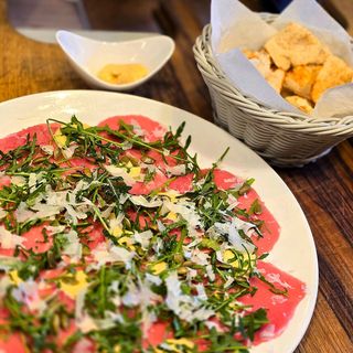 Gran Carpaccio De Vedella Amb Tocs De Salsa De Mel I Mostassa