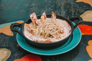 გამომცხვარი კარტოფილი სოკოთი, ნაღებით და პარმეზანით