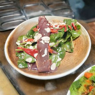 СПАНАЧЕНА САЛАТА “ЛА ПАСТАРИЯ” С ТОПЛО КОЗЕ СИРЕНЕ  ( 200гр. )