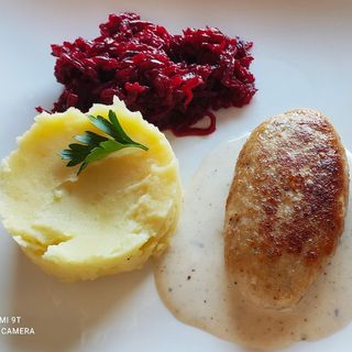 Kotlet mielony drobiowy z puree i buraczkami