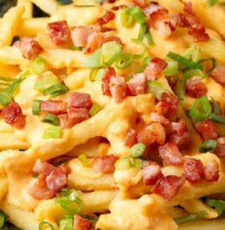 Ración De Patatas Con Bacon Y Queso Cheddar