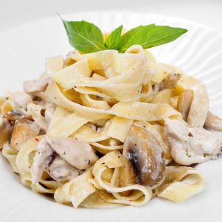 Фетучини с курицей и грибами
