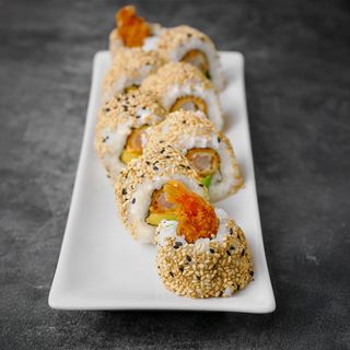 687.Dragon langostino aguacate salsa picante envuelto con sesamo