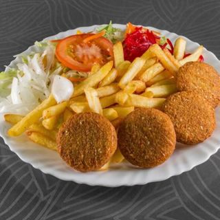 Falafel Con Patatas Y Ensalada