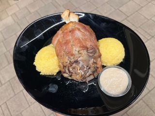 Ciolan de porc inabusit cu hrean si mamaliguta