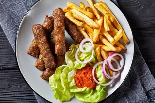 Ćevapi u lepinji sa ajvarom i lukom.