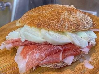 Panino con prosciutto crudo e mozzarella