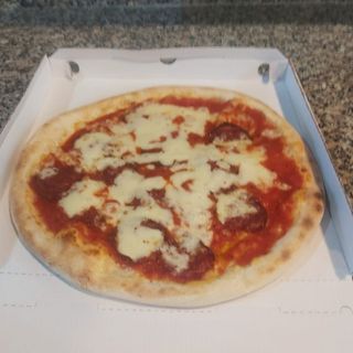 Pizza salame e cotto e salsiccia e wurstel 