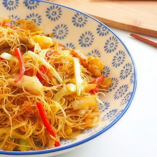 Fideos de arroz frito con gambas