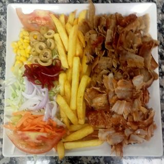 Plato  ( Plato kebab + ensalada + patata + bebida (330 ml.)