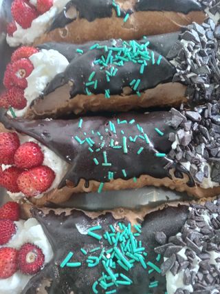Cannolo con panna con fragoline