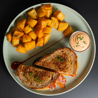 Sandwich cu Ou, Bacon si Cas Afumat