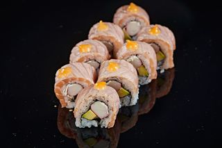 Grilled salmon california ura maki 8szt.	