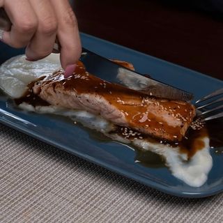 Salmó amb salsa teriyaki i parmentier