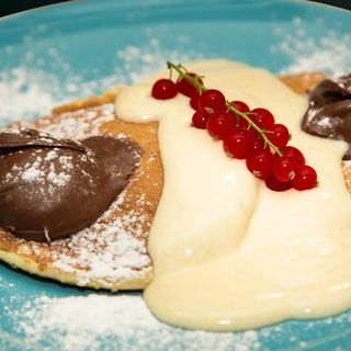 Clatite pufoase servite cu Nutella