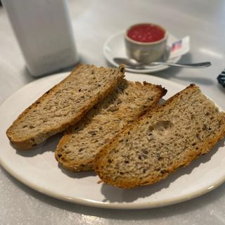 Pan de hogaza tostado tomate y aceite
