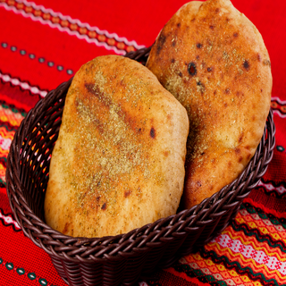 Домашна питка с масло и чесън (1бр)